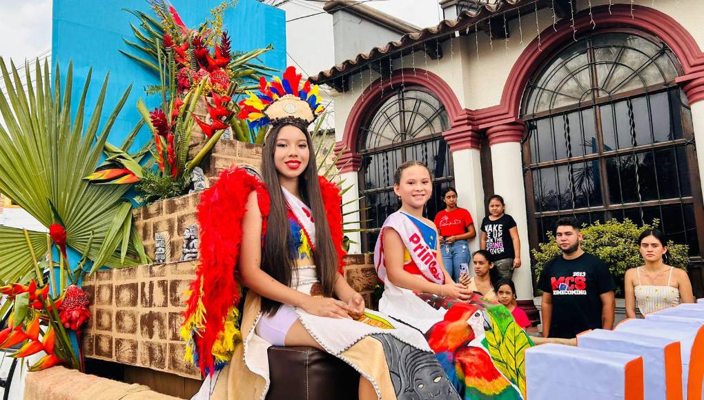 Las principales calles del centro histórico de Copán Ruinas se vistieron de color esta mañana con un desfile de carrozas en el que participaron las reinas de belleza, princesas y madrinas de la feria patronal en honor a San José.
