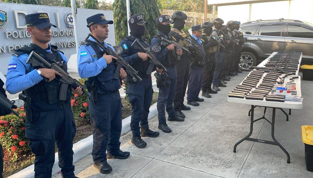 Entre lo decomisado están: 15 fusiles AR-15, un cañón de Ar-15, dos pistolas Glock, un revolver calibre 22 Mag, 31 cargadores de Ar-15, 10 cajas de 223, 33 cajas de 5.56, una caja calibre 45, dos cajas 22 magnum, un fichero militar del Liceo Militar del Norte y un monograma de la PMOP1 parcho de tesón.