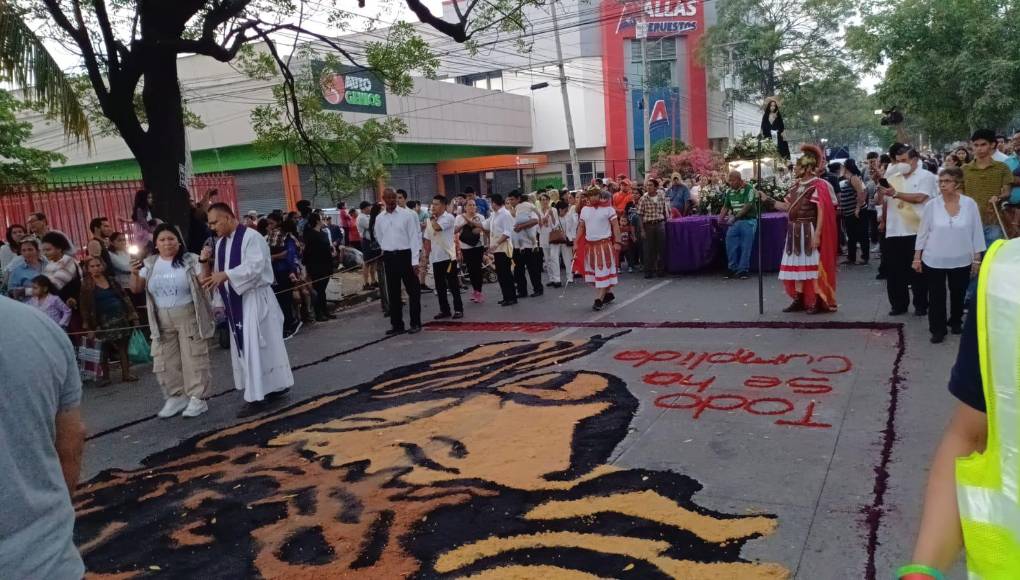 Cabe mencionar que, las tradicionales alfombras son elaboradas para el paso del Santo Entierro, es decir cuando Jesús es bajado muerto de la cruz y llevado al sepulcro de piedras.