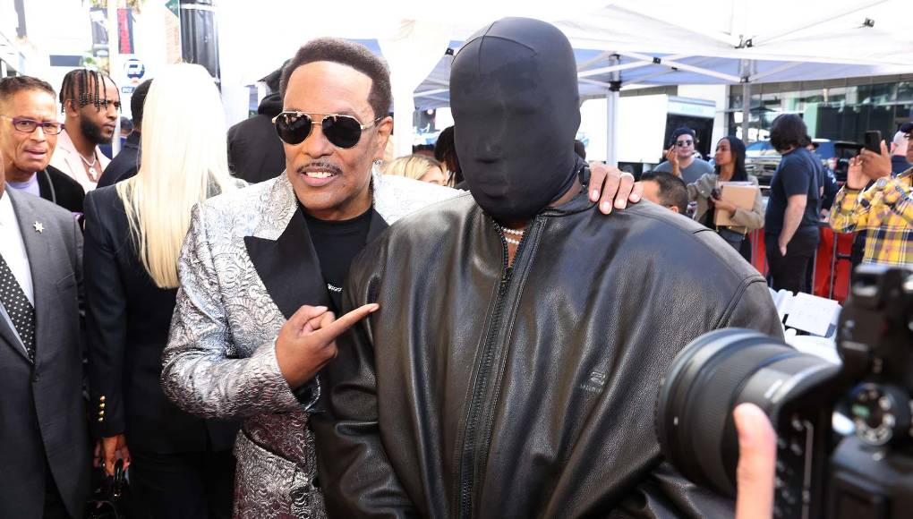 Phillips, según la demanda publicada por medios como Variety o Los Angeles Times, también comenta que en mayo de 2023 fue humillado públicamente y despedido frente a más de cien personas. Tras pedir perdón, el rapero accedió a darle “otra oportunidad”.