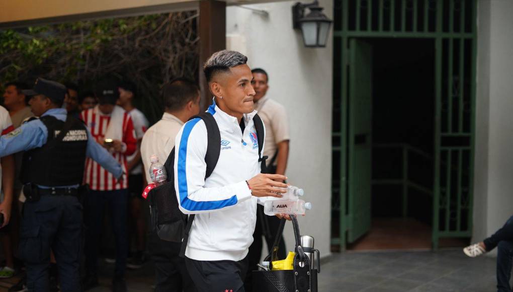 La llegada de Andy Najar al hotel de concentración del Olimpia previo a la gran batalla ante Marathón. 