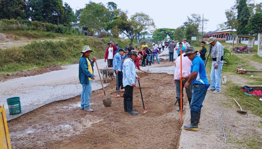 <b>Llegaron a recaudar casi un millón de lempiras lo que les permitió comprar equipos como un rotomartillo y una mezcladora y auxiliarse con mano de obra, ya que el trabajo era más pesado de lo que pudieron imaginar. Aún así cumplieron gran parte de su camino. Todavía hay un tramo destruido. </b>