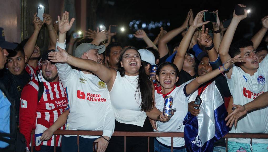 La fanaticada del Olimpia hizo una gran fiesta mientras esperaban a la plantilla que llegara al hotel de concentración.