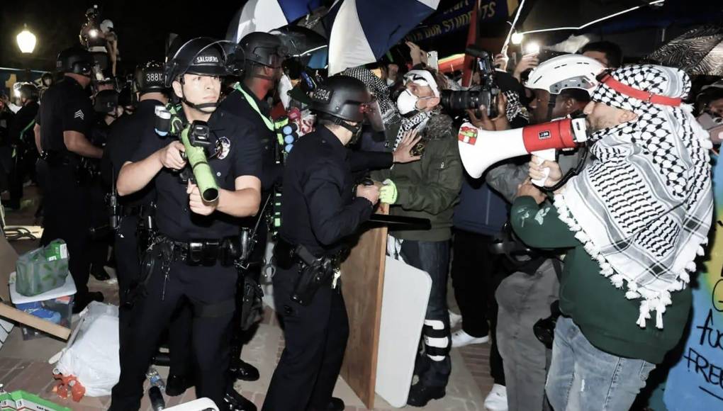 “Nunca aceptaremos la derrota cuando la libertad está en el horizonte. Pero la industria de la música guarda silencio. Es cómplice de su plataforma de silencio”, denuncia Macklemore.