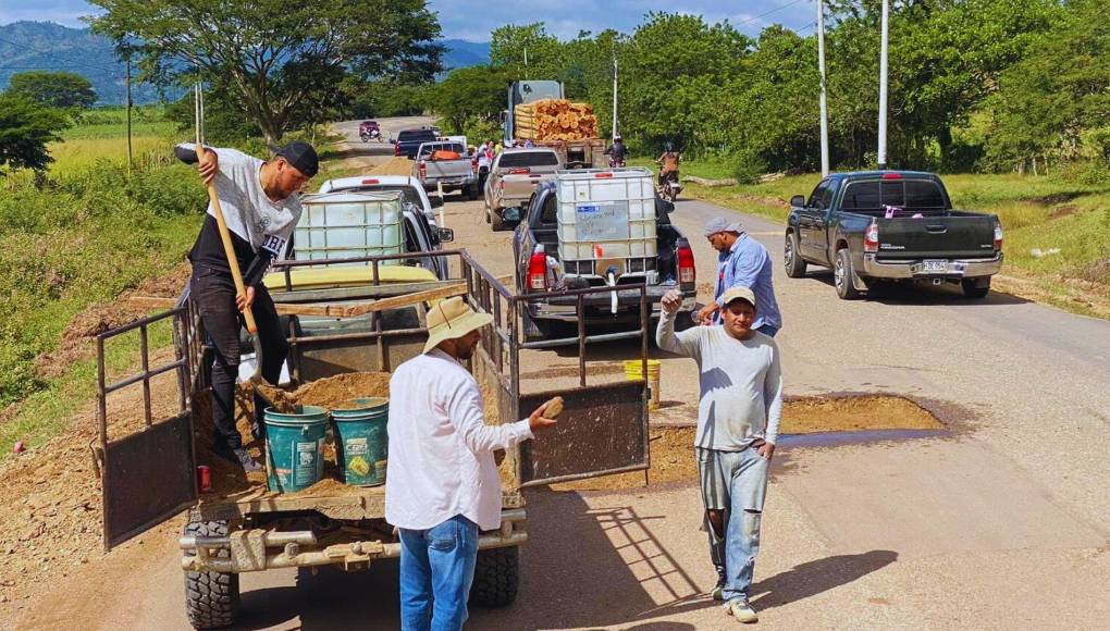 <b>Fue así que Óscar decidió publicar en su perfil que ofrecía los primeros 1,000 lempiras para comenzar a tapar los agujeros sin imaginar que todo el pueblo y el 80% de los negocios del lugar, se sumarían a la causa. </b>