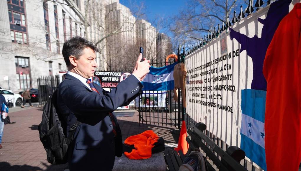 DIÁLOGO:Stabile: Me gustaría una instrucción o estipulación del gobierno de que, de hecho, el tráfico de drogas a través de Honduras disminuyó entre 2014 y 2022. Juez Castel: Sr. Stabile, ¿por qué eligió no contrainterrogar al testigo?