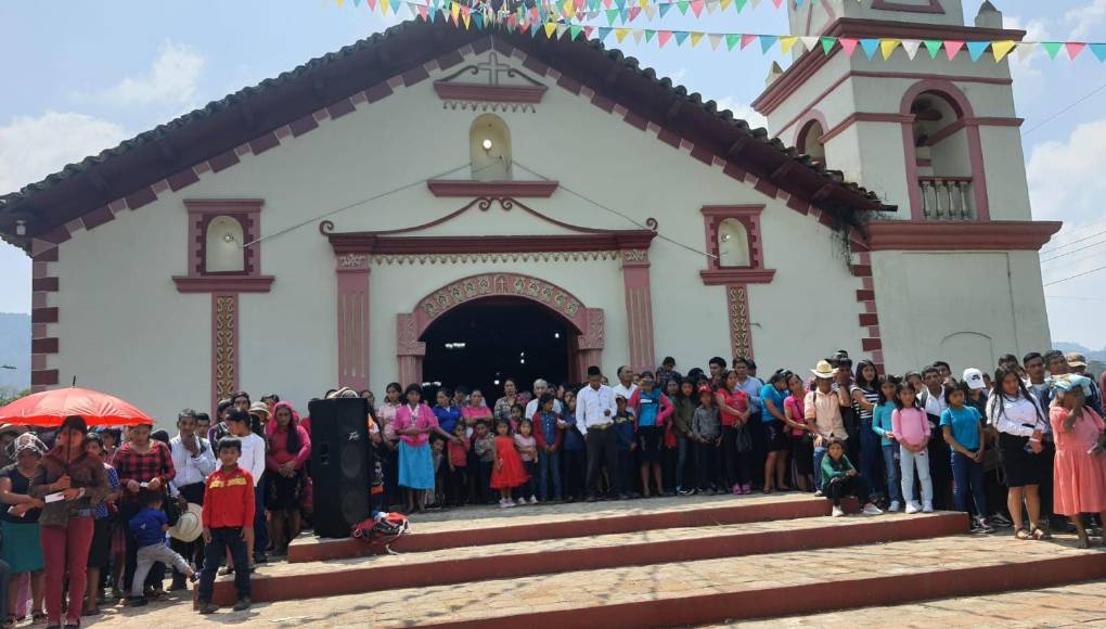 Hombres y mujeres de fe pero también de costumbres. Ellos tienen la tradición de poner cruces en las fuentes de agua, milpas, patios de la casa y caminos de herradura (caminos para caballos). Ellos creen que esto protege esos lugares de los malos espíritus. La iglesia tiene una sola torre.
