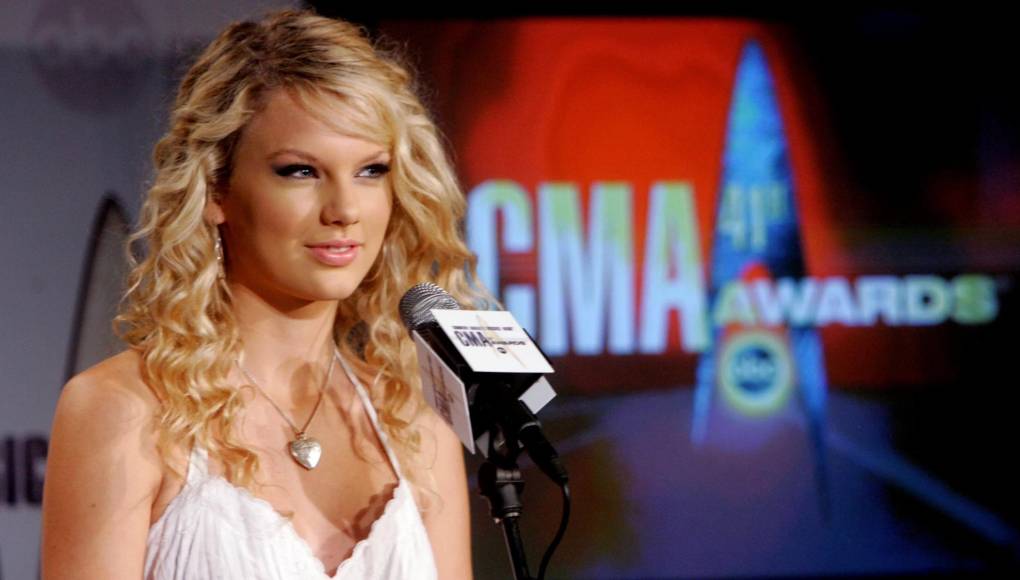 Entre 2009 y 2014, las dos intercambiaron públicamente deseos de cumpleaños y tweets sobre gatos, y Perry incluso hizo una actuación especial en la gira Fearless de Swift para interpretar “Hot N Cold”. Pero cuando llegó 2014, las cosas cambiaron. Durante una entrevista para la revista Rolling Stone , Swift dijo que su nueva canción “Bad Blood” trataba sobre otra mujer en la industria musical.