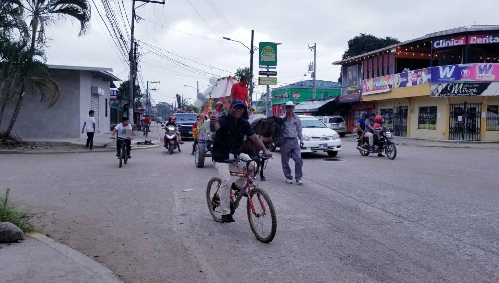 Toda una comunidad celebró la alegría de los esposos, quienes no necesitaron limusinas para expresar su amor, lo hicieron de esta forma sencilla. Foto Cortesía Carlos Norales.