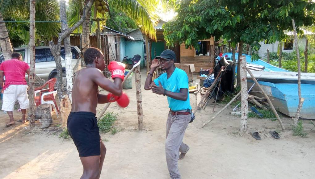 Con sus pupilos entrenan al aire libre, en un patio.