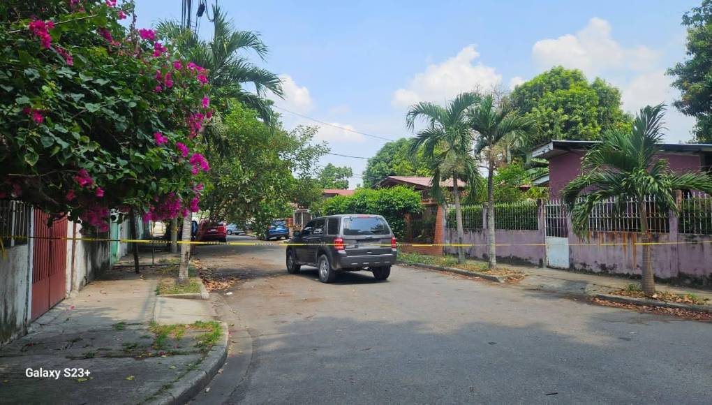 Peritos de la Dirección Policial de Investigaciones (DPI) inspeccionan los vehículos.