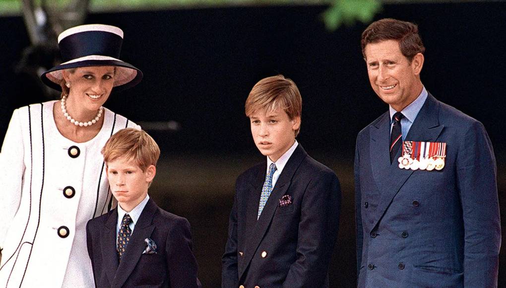 Referente a los matrimonios en la realeza y como curiosidad, hay que tener en cuenta que en Reino Unido existió la Ley de Matrimonios Reales de 1772, por lo que se establecen una serie de condiciones que deben cumplir los miembros de la Familia Real Británica para contraer matrimonio. El propio texto legal hace referencia a que el objetivo es “prevenir matrimonios que puedan disminuir el estatus de la Casa Real”.Sin embargo, la Ley de Matrimonio Reales dejó de estar vigente en 2015 a consecuencia del Acuerdo Perth de 2011. En cambio, ahora existen una serie de restricciones más limitadas que se aplican sólo a las primeras seis personas en la línea de sucesión de la reina Isabel II, entre las que se encuentra Harry, que tuvo que obtener el consentimiento de Isabel para casarse con Meghan en 2018.