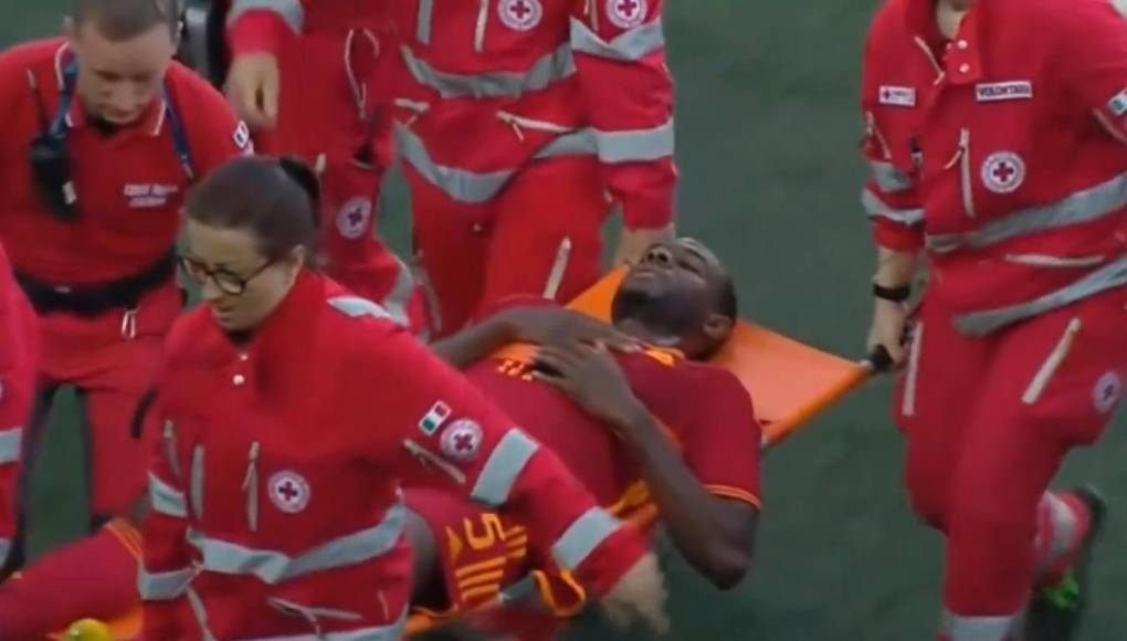 Tras dos minutos y sin necesidad de reanimar al jugador, el equipo médico llevó a Ndicka en camilla, consciente.