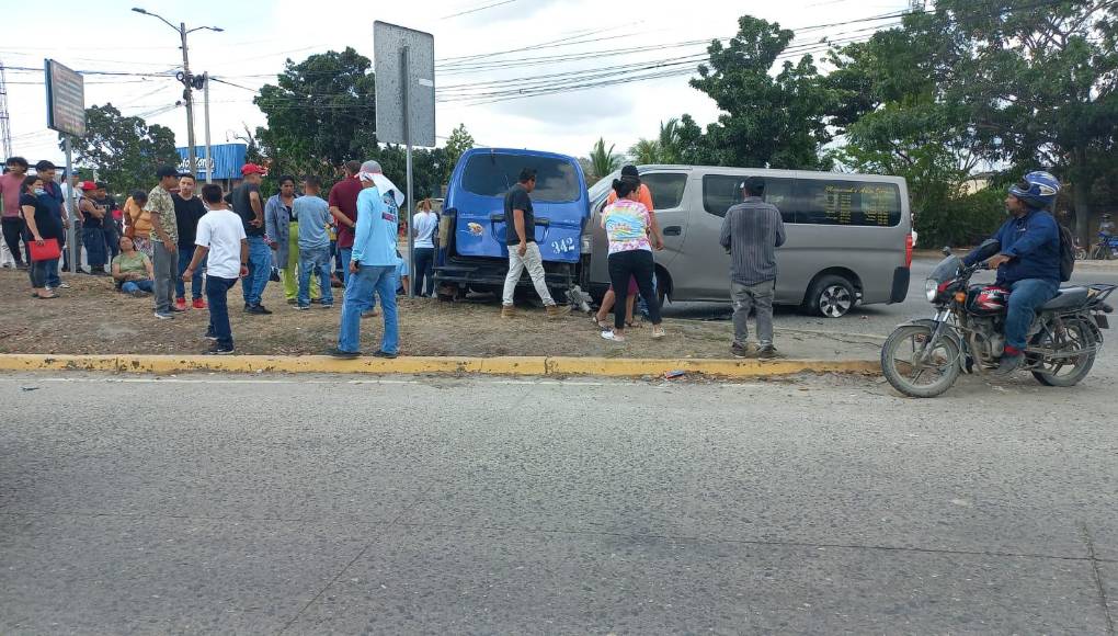 El bus de color gris pertenece a una funeraria y trasladaba a varios trabajadores que resultaron heridos tras el fuerte encontronazo. 