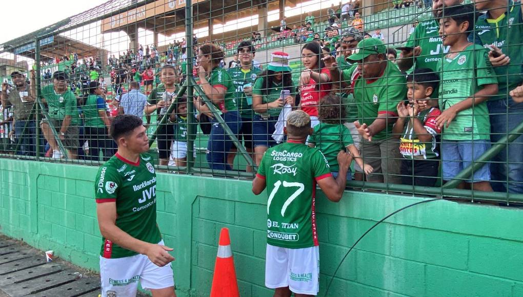 Francisco “El Chelito” Martínez y Alexy Vega se dejaron querer por la afición de Marathón tras golear 7-0 al Vida. 
