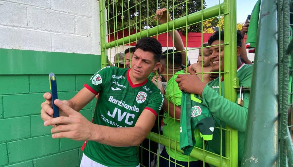 El Chelito Martínez es de los jugadores más queridos del Marathón y del fútbol hondureño. Aquí se tomó una fotografía con un seguidor.