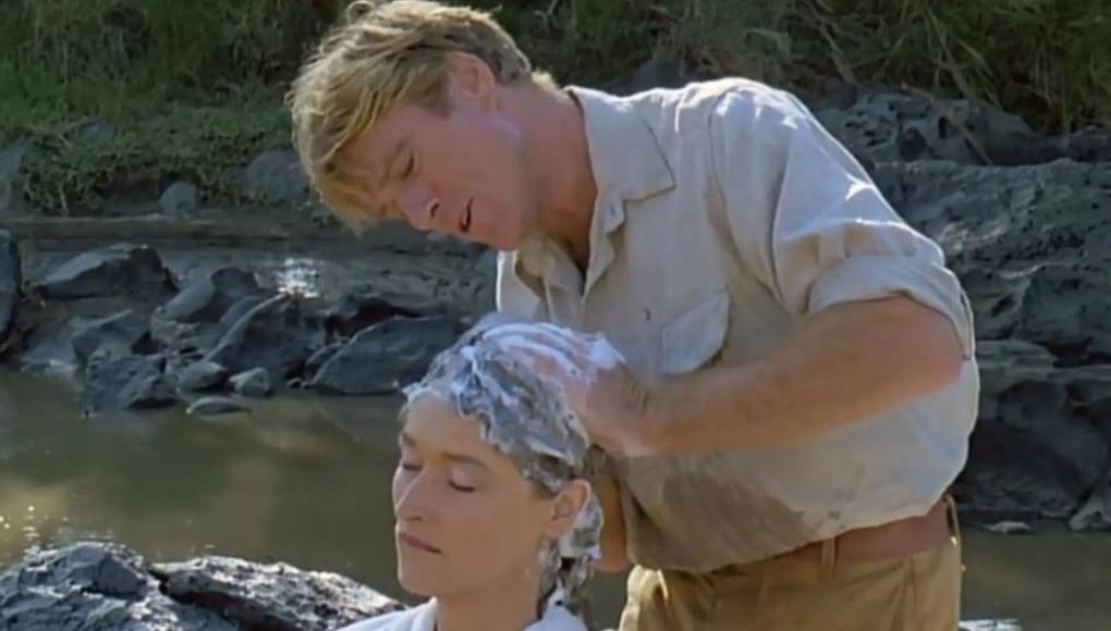 La primera toma en la que Redford tenía que lavarle el pelo fue muy sosa, sin ningún apasionamiento, recordó Streep. “Pero Redford aprendió y fue genial. En la toma cinco ya estaba tan enamorada...”, porque se trata de una escena sexy y muy íntima, muy poco habitual en el cine. “Vemos a mucha gente follando en el cine pero no una escena con ese amor y esa delicadeza. ¡No quería que acabara’”, afirmó.