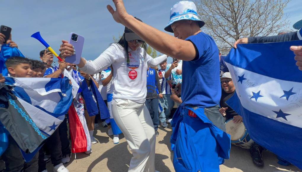 Shin Fujiyama causó furor bailando punta en la fiesta catracha en Frisco, Estados Unidos. 