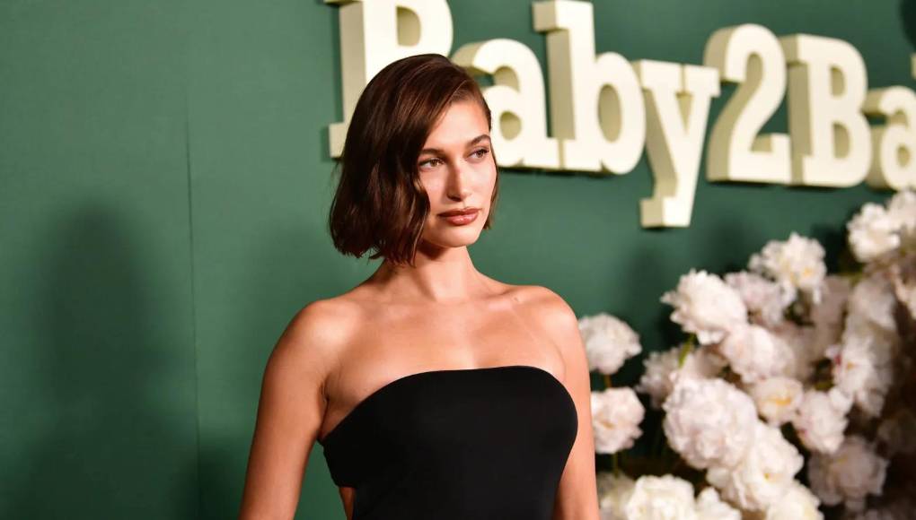 Hailey Bieber fundó una firma de belleza y cuidado de la piel llamada Rhode, con sede en California, en 2022.