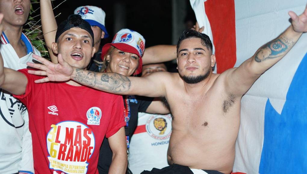 Aquí algunas de las imágenes que dejó el Banderazo de la Ultra Fiel previo al Marathón vs Olimpia en el Yankel. 