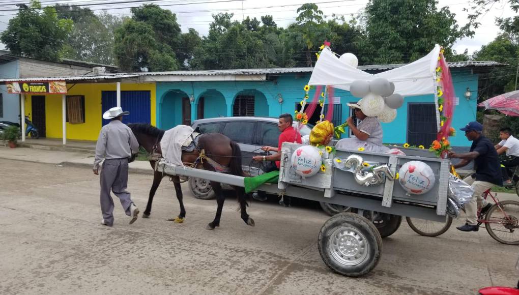 La carreta fue decorada por ellos. Un sencillo gesto que refleja la vida que llevan los esposos. Foto Cortesía Carlos Norales