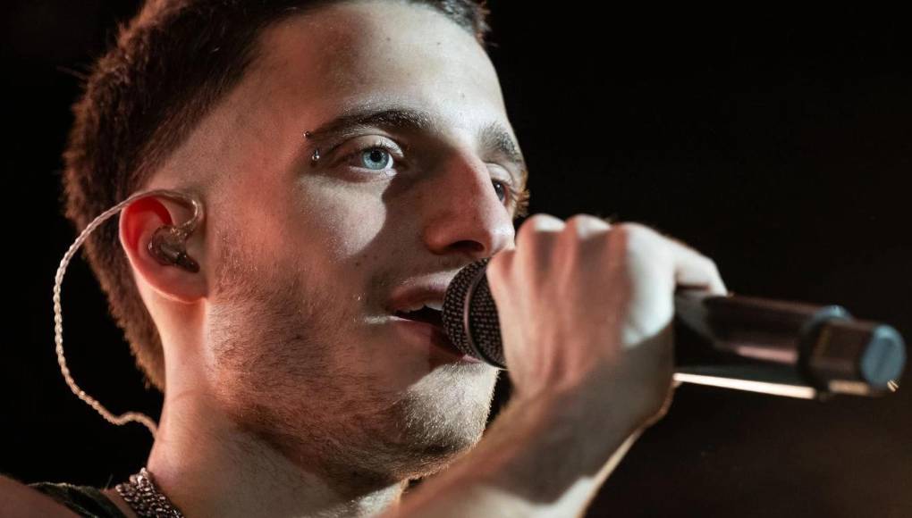 Pero también le calza bien el traje de cantante de rock, como en “Nuevas coordenadas”, el tema que abre el álbum. En el ocaso aparece “Arrancarmelo”, editado como single en 2022, una de la canciones más impactantes del álbum.