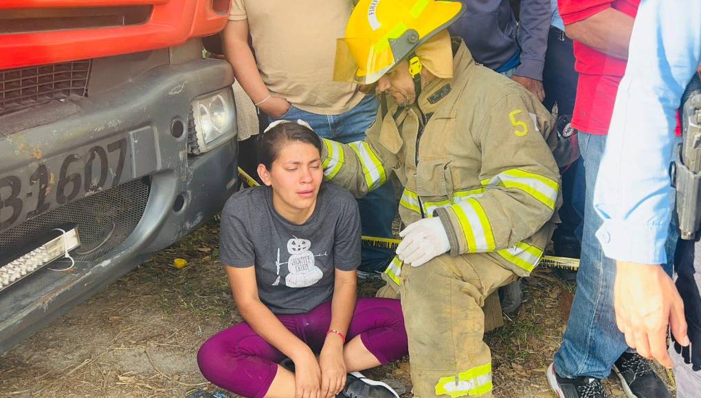Algunos de los fallecidos se dirigían a su trabajo en Santa Rosa de Copán, según relatos de sus familiares que llegaron al sitio del accidente, que según las versiones preliminares pudo obedecer a la alta velocidad del autobús que regresaba de dejar migrantes.