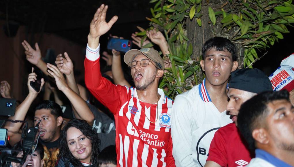 Los aficionados del conjunto merengue llegaron bien indentificados a la fiesta previa y esperan que su amado ‘León’ les regale otro tetracampeonato.