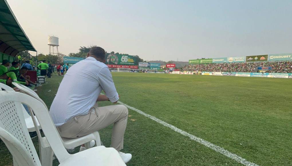 Hernán “La Tota” Medina se fue a sentar tras la expulsión de Techera y saber que todo se le vino abajo para poder remontar.