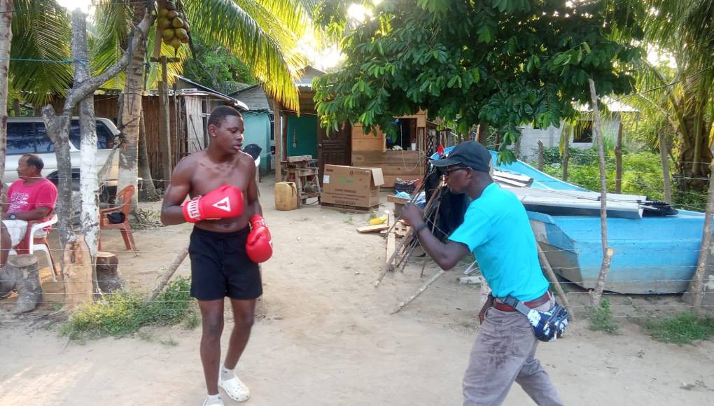 ”Voy a pelear contra el “Chele” Munguía en el Coliseum de Ingenieros en Tegucigalpa, el motivo es el retiro de ambos. Será algo histórico, comenzamos juntos la carrera. Contra él fue mi primera pelea cuando empecé en el boxeo y contra él, si Dios lo permite, será la última”, reveló Miguel. 