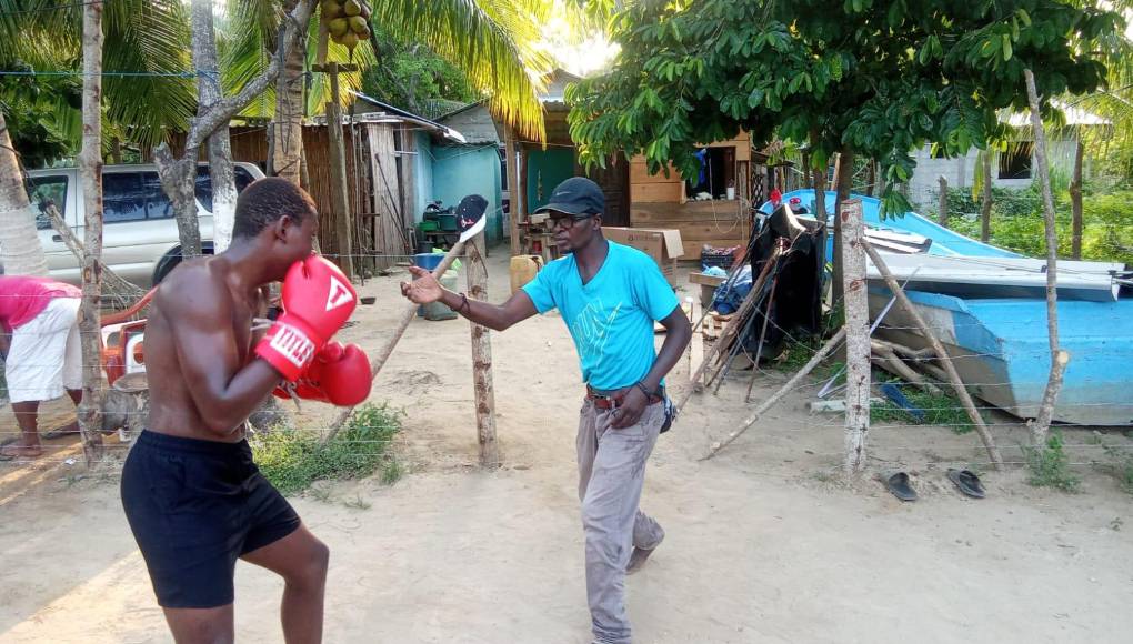Con sus pupilos entrenan al aire libre, en un patio.