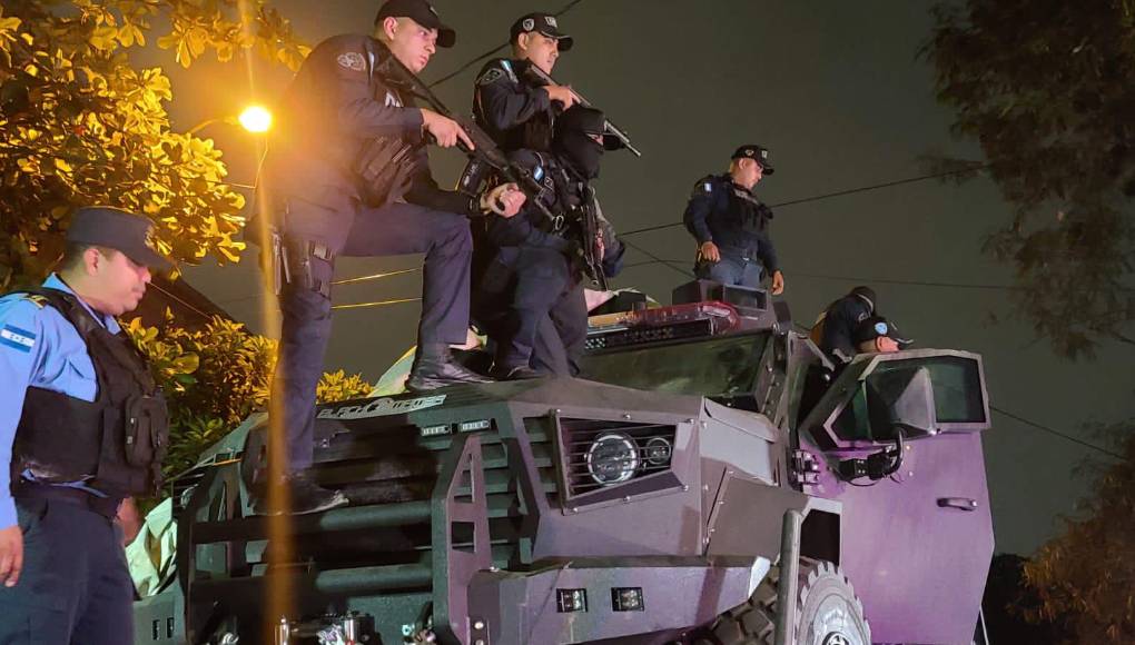 Este miércoles los agentes aún continúan con el proceso de desaduanaje de las 10 unidades que llegaron a Puerto Cortés.