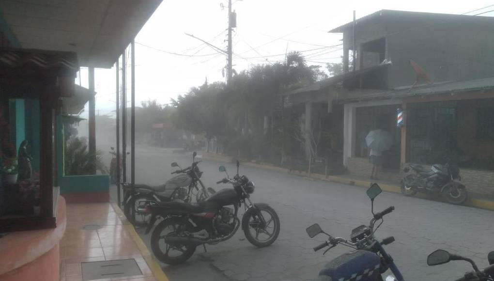 Alerta Sísmica de Nicaragua, a través de sus redes sociales, indicó que previo a esta expulsión de cenizas y gases, hubo un sismo localizado en el Volcán Concepción.