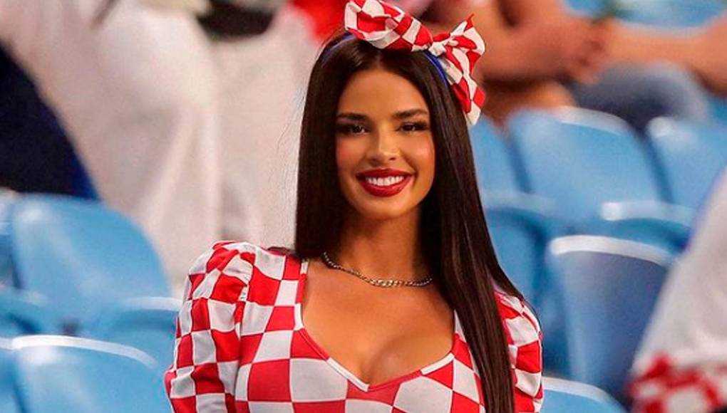 Ivana Knoll arrasa en redes y se le ve con mucho trabajo como modelo.