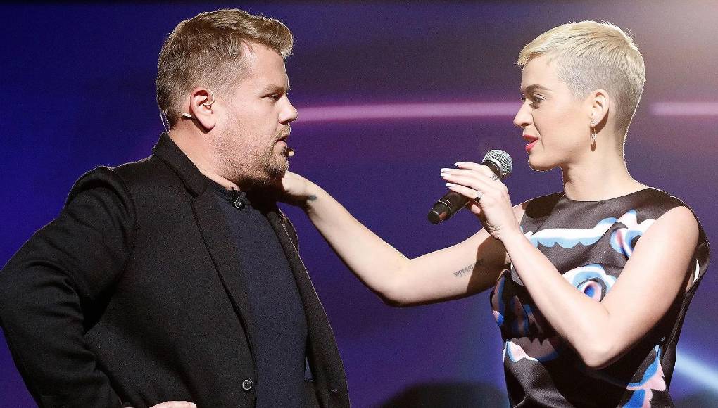 Durante el segmento, Perry confirmó que la causa fundamental de la disputa era la contratación de unos bailarines y contó su versión de la historia. “Está bien, entonces había como tres bailarines de respaldo que trabajaban conmigo. Y recibieron un llamado para formar parte de la gira de ella, y me preguntaron si podían ir, y yo les dije: ‘Sí, por supuesto. No estoy de gira. “Estoy en un ciclo de grabación, probablemente dure un año. Así que asegúrense de incluir una contingencia de 30 días en su contrato, para que puedan salir si quieren unirse a mi equipo de nuevo cuando salga yo de gira’”, dijo Perry. “Así que llegó ese año, ¿verdad? Y les envié un mensaje de texto a todos y les dije: ‘Miren, para su información, estoy a punto de comenzar mi gira. Quiero correr la voz’. Y me respondieron: ‘Está bien, vamos a ir a hablar con la gerencia (del equipo de Taylor) para hablar al respecto’. Y lo hicieron y los despidieron”.