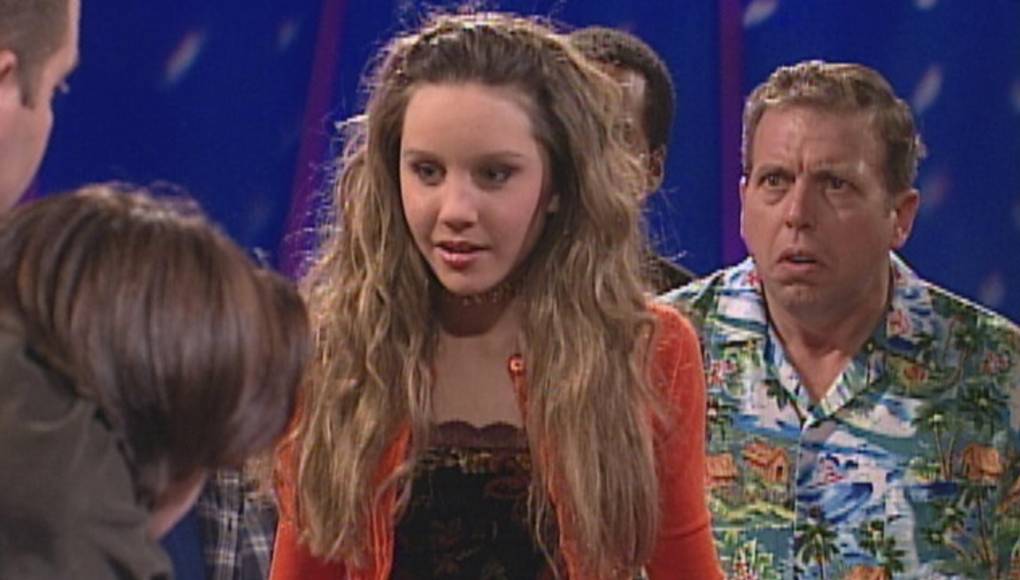 Los escritores alegan que los bocetos de The Amanda Show y All That se inspiraron en partes sexuales del cuerpo y actos lascivos.Cuando Schneider se vio envuelto por primera vez en acusaciones de montar sketches obscenos en 2018, el público inmediatamente comenzó a repensar los momentos en los que los actores jóvenes fueron salpicados con líquidos viscosos en programas como Zoey 101 y Victorious .