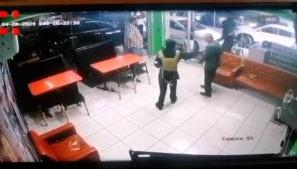 Al final se ve que se van rápidamente en las mismas camionetas sin dejar personas heridas. 