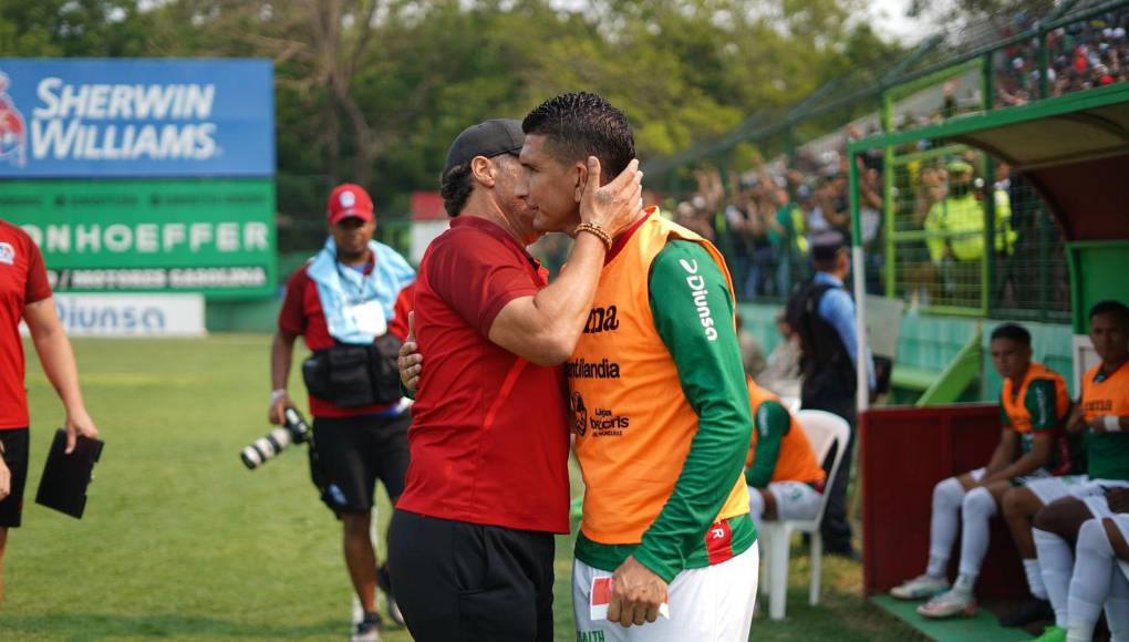 Antes del arranque del partido, Pedro Troglio saludó a Leveron, exjugador de los Albos. 
