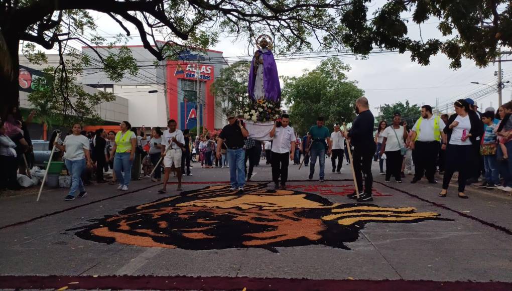 Estas tradicionales alfombras realizadas año con año en Barandillas son realizadas por los parroquianos de la Catedral San Pedro Apóstol, de las comunidades católicas Cristo Salvador y San Lucas