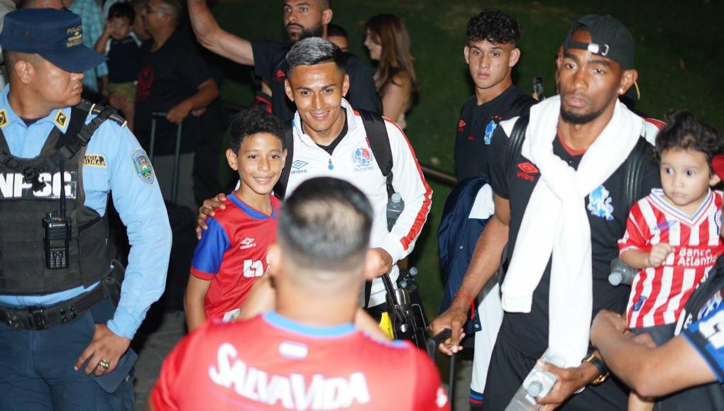 El jugador de Olimpia aprovechó para tomarse fotografías con la afición presente. 