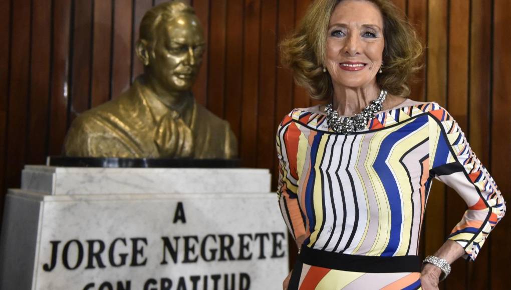 Lorena Velázquez recibió reconocimientos como el premio Ariel a Mejor Actriz por su participación en la película “El ángel exterminador”. En 2008, fue homenajeada en el Festival de Cine Latino de San Diego.Entre sus trabajos más recientes se encuentran participaciones en la bioserie “Silvia Pinal... frente a ti” y “La mexicana y el güero” de Televisa.