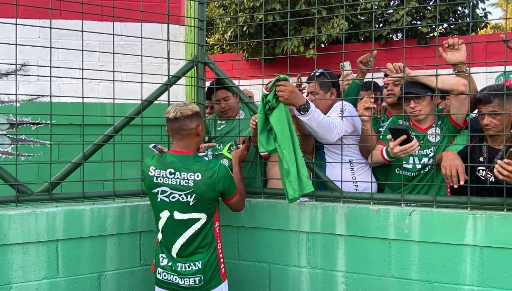 Alexy Vega aprovechó para dejar estampada su firma en varias camisetas del cuadro verde.