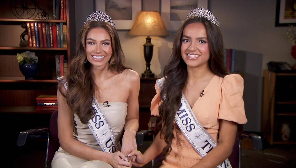 Miss Teen USA, UmaSofia Srivastava, también renunció a su título a los pocos días de la renuncia de Voigt, lo que conmocionó a la Organización Miss Universo, que dirige ambos concursos.En la imagen aparecen las ex Miss USA y ex Miss Teen USA, Noelia Voigt y UmaSofia Srivastava.