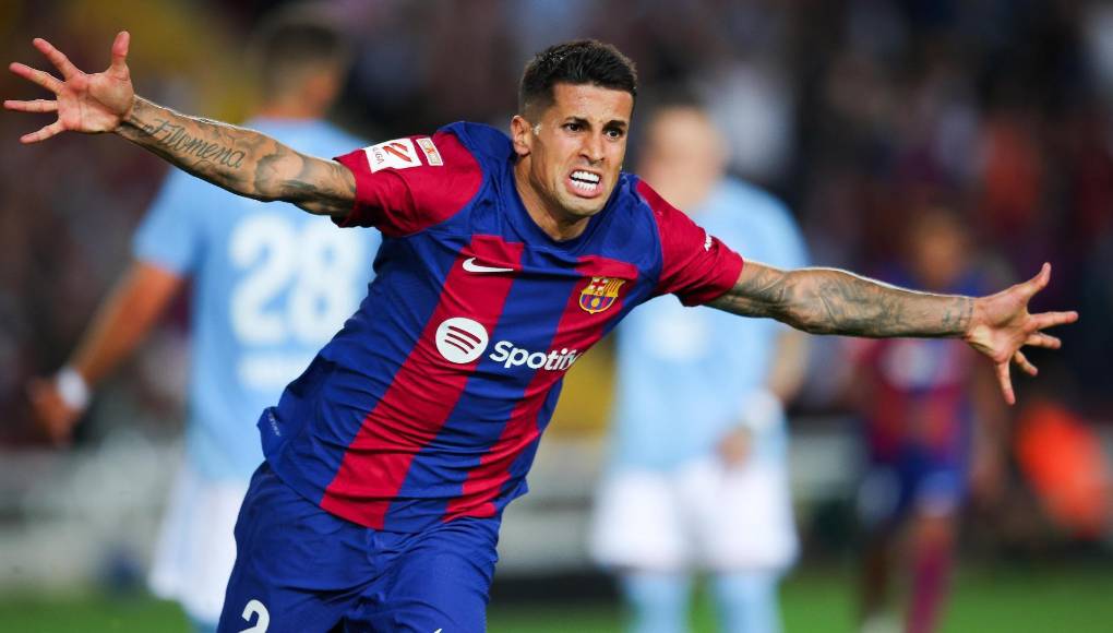 Cancelo por la banda izquierda.