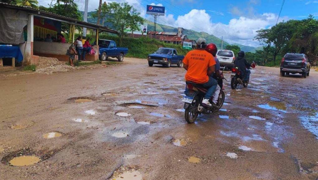 <b>Este era el tramo que alguien compartió en Facebook, y que fue el parteaguas para unir y despertar a todo un municipio. Así estaba casi toda la carretera y además de representar un peligro para la población en general, causaba enormes daños a todo tipo de vehículos. </b>