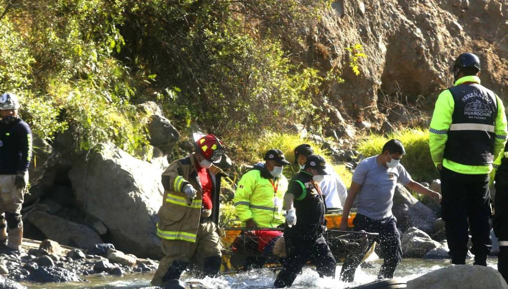 Decenas de familiares llegaron a la comisaría de Sorochuco, la más cercana al lugar del accidente, para reconocer y recoger los cuerpos de las víctimas rescatadas.
