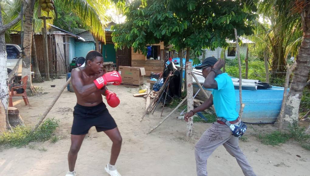 ¿Fue difícil la decisión de retirarse?, se le consultó al “Muñeco”. “Sí, ha sido difícil, pero es una decisión que uno debe tomar, es lo que queda. Incluso haré esta última pelea con cinco años sin pelear, nunca me retiré.