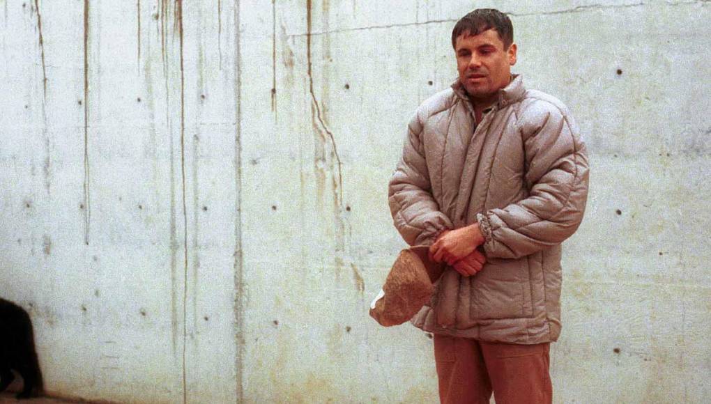 “Esa cárcel era insalubre, estaba infectada de ratas. La celda era pequeña, y la ducha era afuera y compartida. Tiene salones comunes donde hay televisores, computadoras donde se puede escribir con la familia, y teléfonos, pero todo ahí es ‘pisto’, hay que pagar por cada minuto de llamadas. Durante ese tiempo pude ver de lejos a Joaquín “El Chapo” Guzmán. Eso fue cuando lo bajaban a ver a su abogado o visitas. Cuando eso pasaba, a todos nos encerraban en las celdas”, recordó.