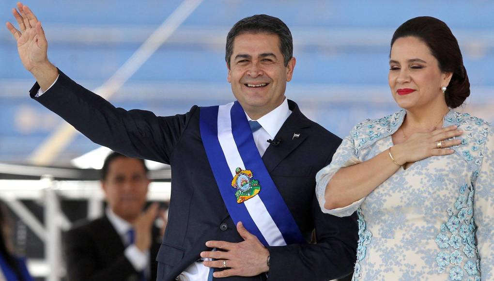 “Conozca a Honduras, por ocho años les serví como primera dama, de la mano del mejor presidente que ha tenido Honduras, Juan Orlando Hernández, cuánto desearía que él estuviera aquí”, inició sus palabras García, quien nuevamente reiteró la inocencia de su esposo.