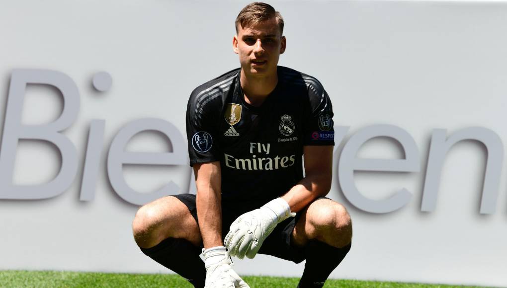 Tiene 1.91 de estatura y en sus inicios como futbolista fue delantero, pero se decantó como portero debido a que no le gustaba mucho correr todo un partido y por eso ser portero le pareció una gran opción.